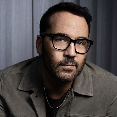 Jeremy Piven posing for the camera